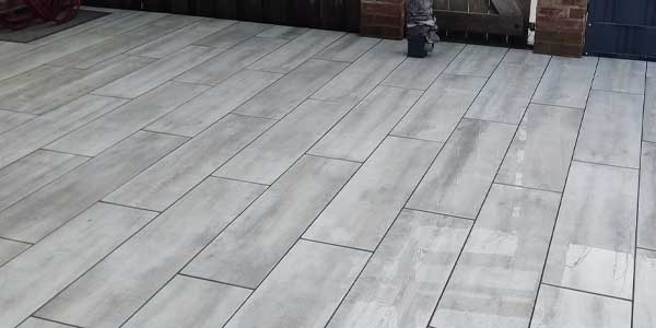 Feinsteinzeug-Terrasse in Holzoptik grau